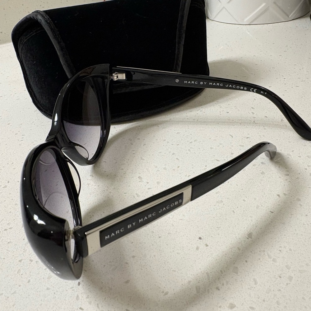 Marc Jacob’s black sunglasses